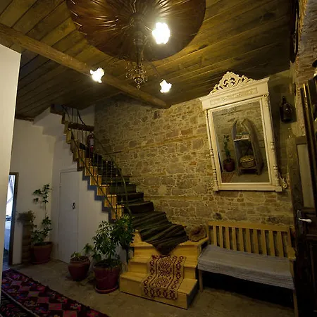 Mahzen Ayvalı